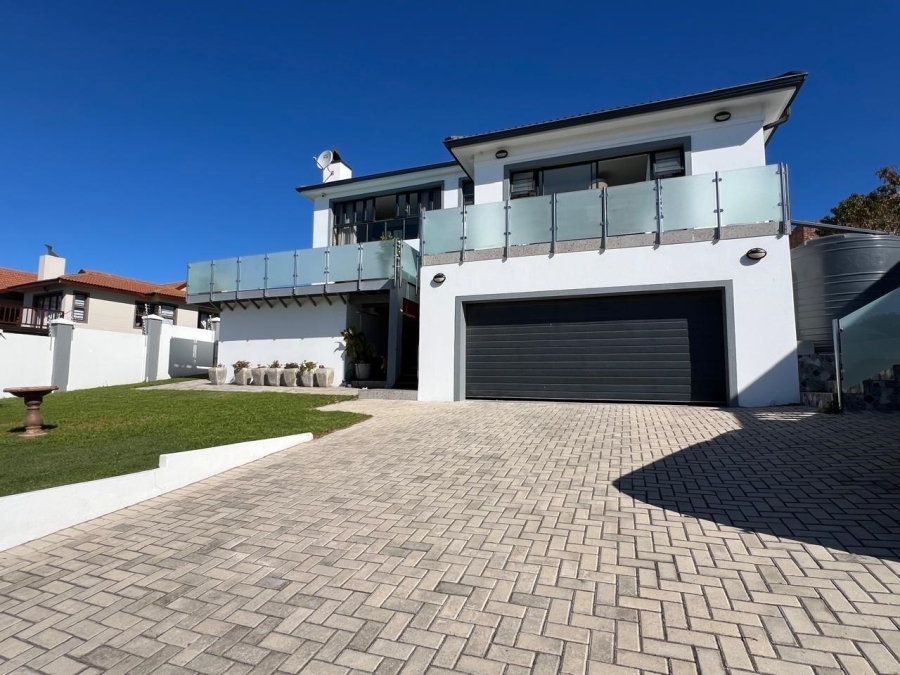4 Bedroom Property for Sale in Wavecrest Eastern Cape